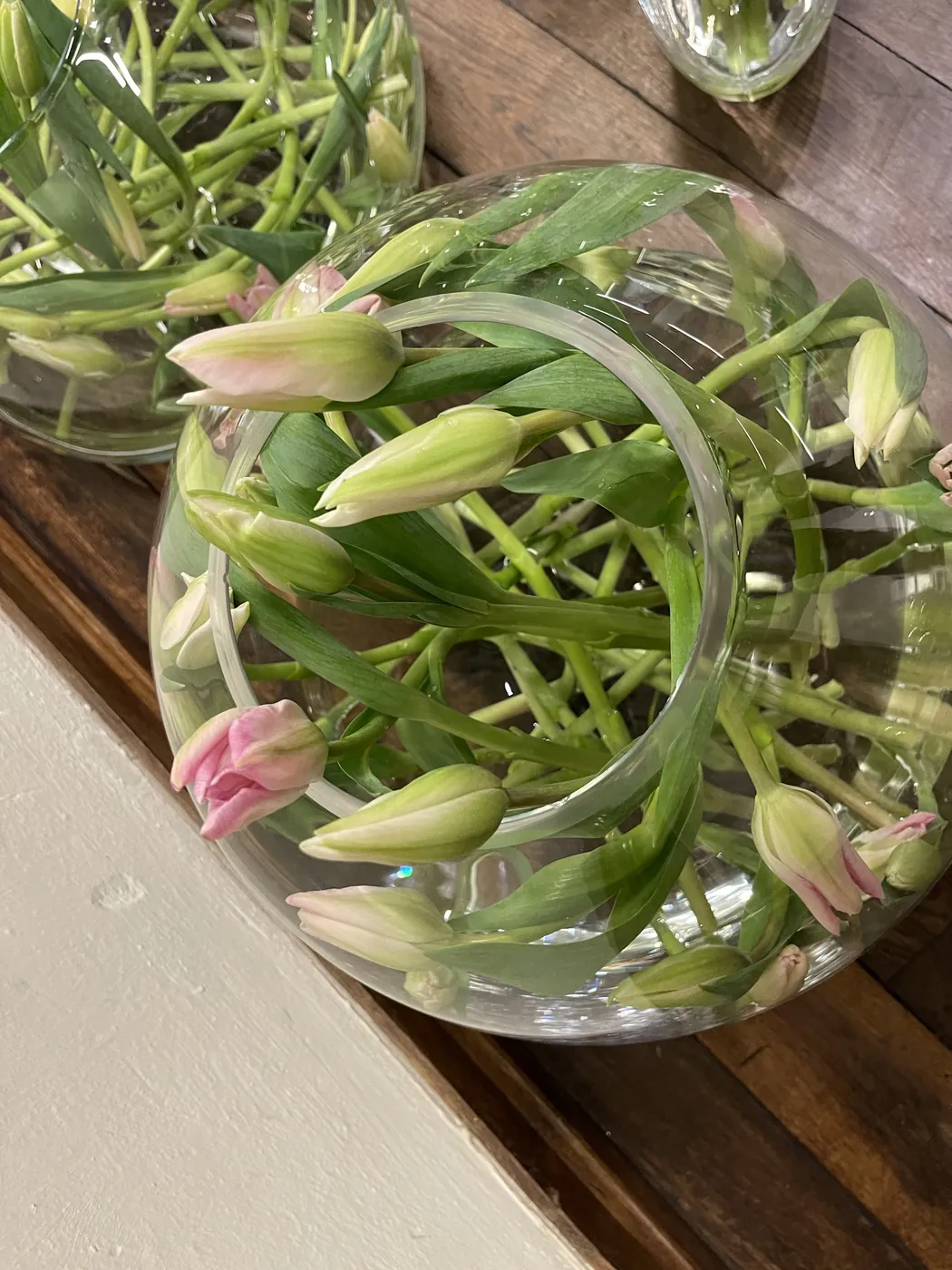 Różowe tulipany w szklanej misie, widok z góry